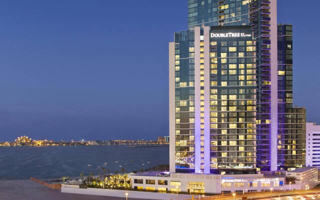 Отель DoubleTree by Hilton Dubai Jumeirah Beach вид на фасад