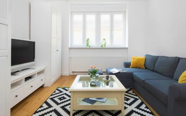 2BDR Design Apartment with Beautiful Terrace View