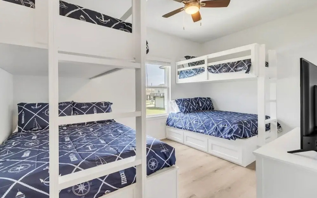 Just Beachy 3 Bedroom Home by RedAwning