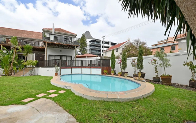Sunny Sea Point Apartment With Private Balcony