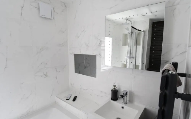Luxury 3-bed Apartment in Bournemouth Nr Beach