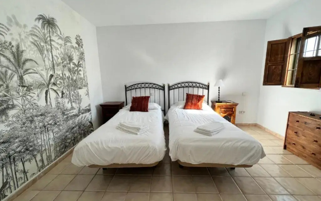 Villa 5 beds with private pool near Estepona - 5007