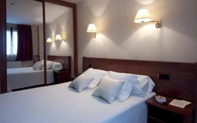 Y Apartamentos Arias