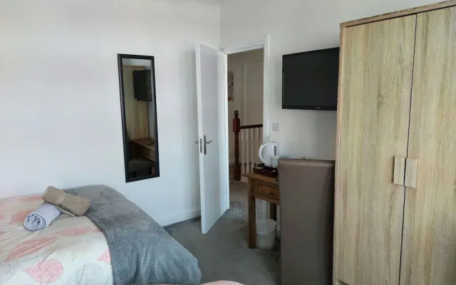 Room-apple House Wembley - Family Room w