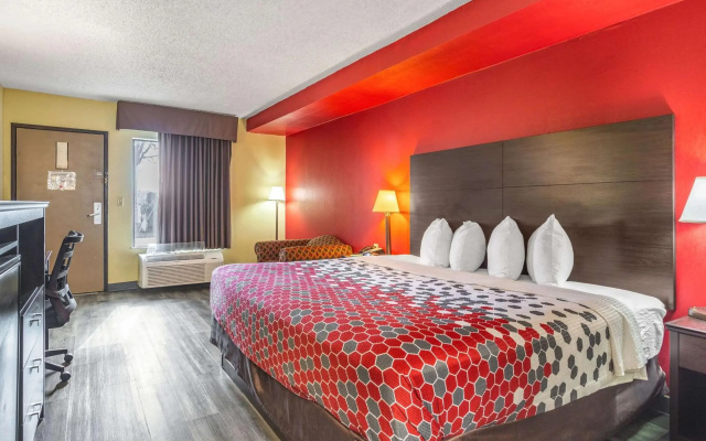 Econo Lodge & Suites Clarksville near Governors Square Mall