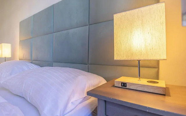 Chic 2BR Retreat Near Belvedere Palace