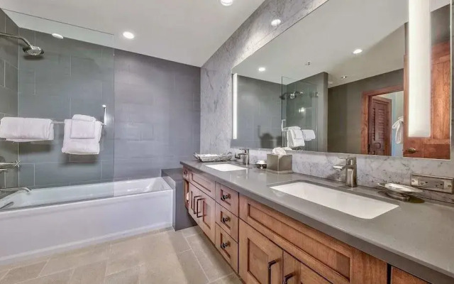 Luxury Residence - Gondola across the Street 2 Bedroom Condo by RedAwning
