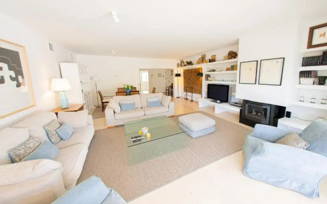 Beautiful 3BEDROOMS/2BATH/Golden Mile