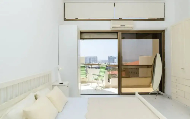 3BR Apt Steps from Sea W Parking