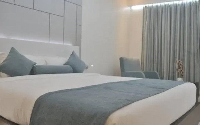 Summit Airport Hotel & Spa