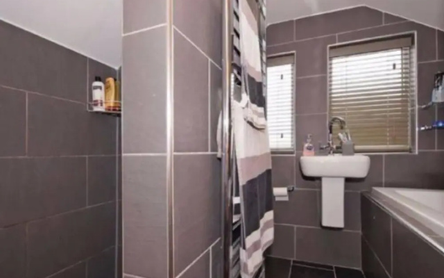 3 Bed House In Harrogate 2 Hot Tubs & Pet Freindly