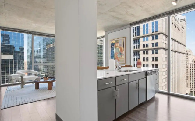 Loop City Views 2BR Apt Near Riverwalk