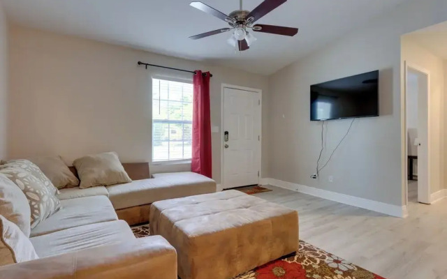 Dog-friendly Pensacola Duplex ~ 7 Mi to Downtown