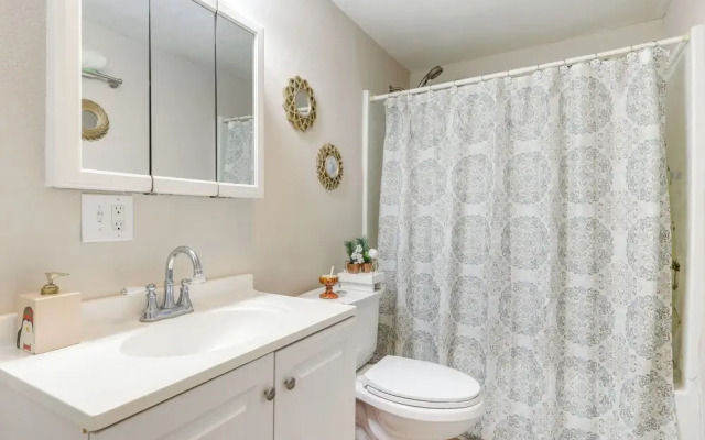 Cozy Jacksonville Home ~ 12 Mi to Downtown!
