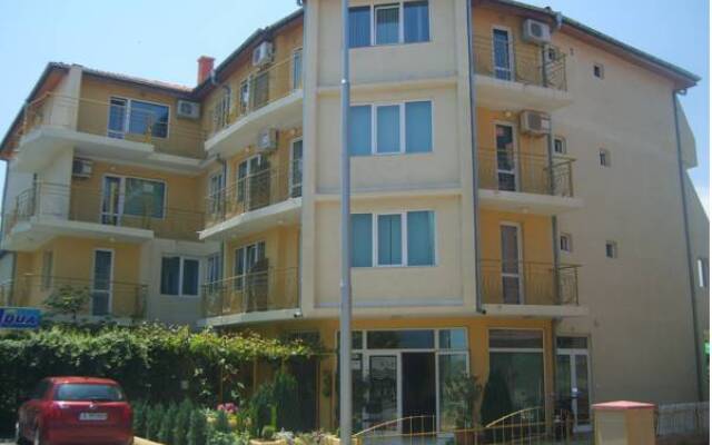 Aqua Hotel Равда вид на фасад