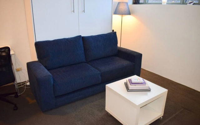 Cosy Newtown Studio Apartment With Swimming Pool