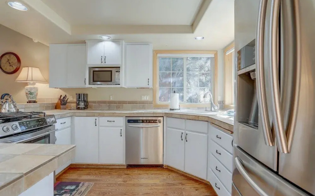 Pet-Friendly 13 Ollalie Home features Double Car Garage by RedAwning