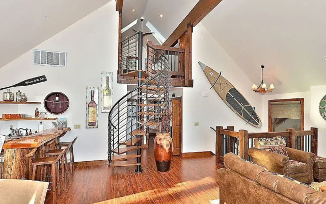 5BR 4BA Lake Tahoe Luxury Vacation Rental by RedAwning
