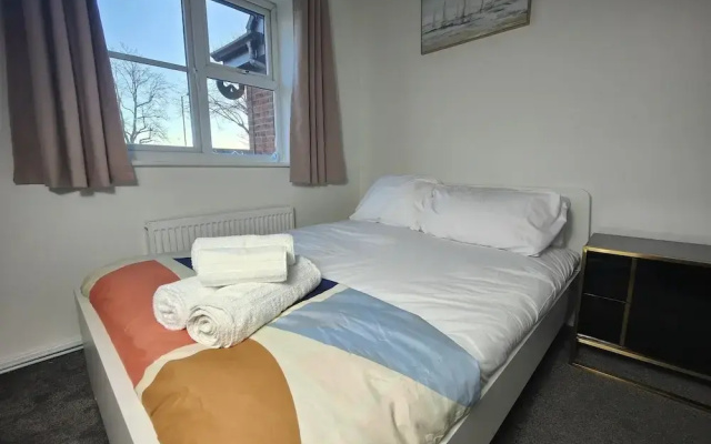 3 Bed House - Sleeps 7 - Garden - Parking - Wifi