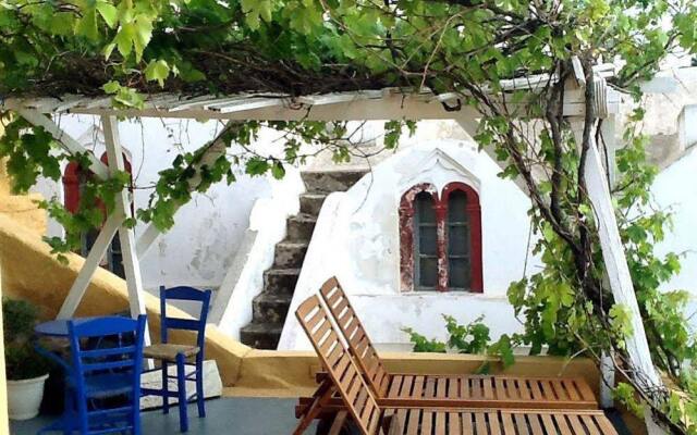 Отель Antithesis Caldera Cliff Santorini вид на фасад