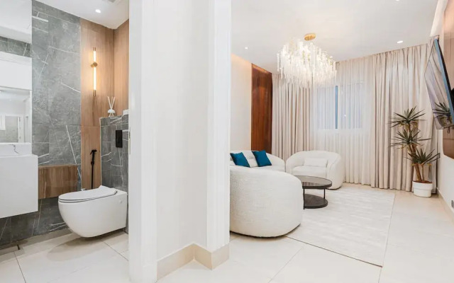 Elegant Work & Study Space, Near Dining & Shops
