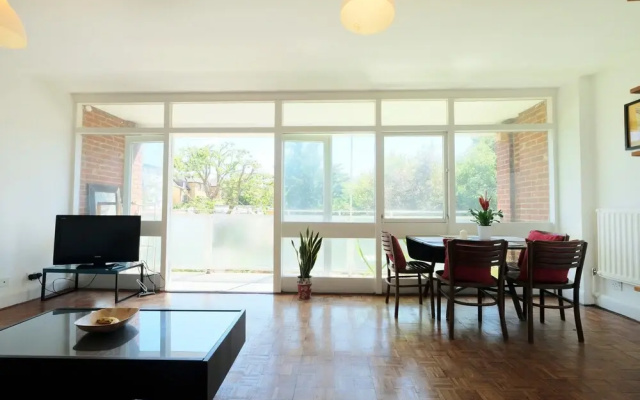 Bright and Spacious 2 Bed Apartment - Sleeps 4