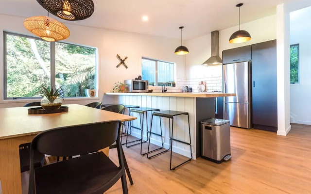 Family Friendly Home with Tree Top Vista