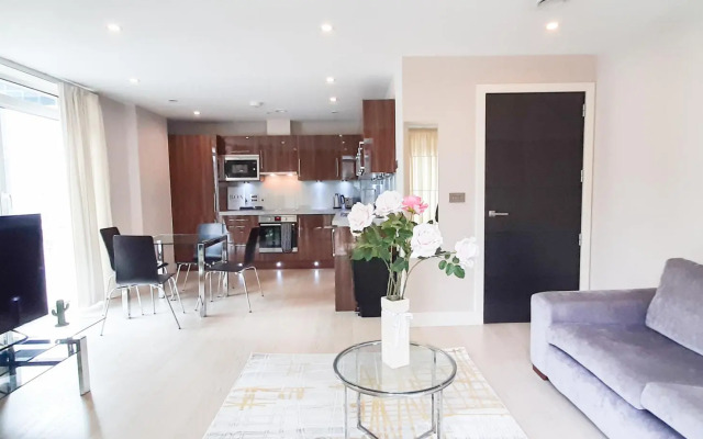 Luxurious Two Bed Two Bath with Balcony in Angel