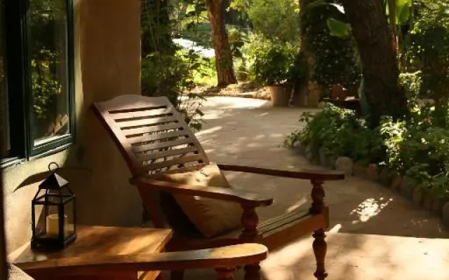 Emerald Iguana Inn