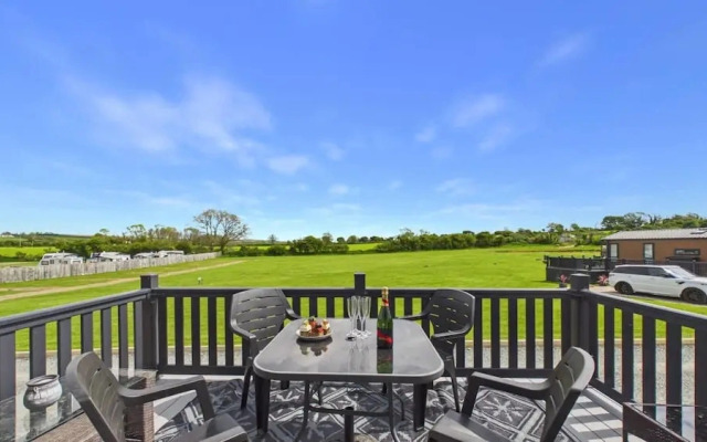 Bumblebee - 2 Bedroom Lodge - Manorbier