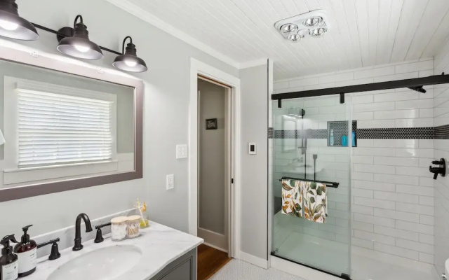 Charming Downtown Mccloud Retreat 2 Bedroom Home by RedAwning