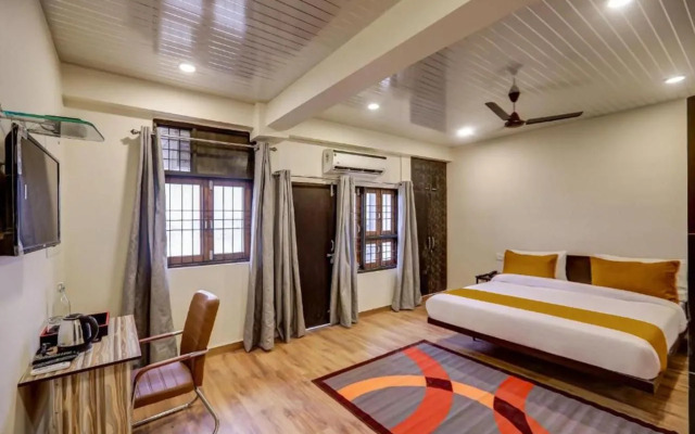 FabHotel SR Square
