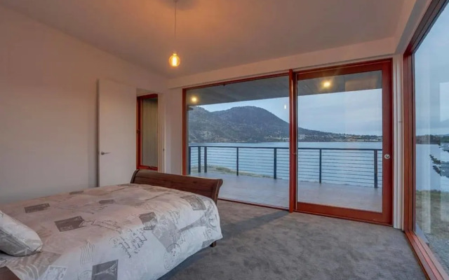 Hobart Waterfront Luxury Retreat