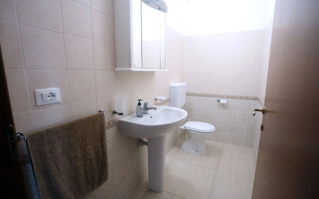 House - Sleeps 4 - Private Patio - Parking