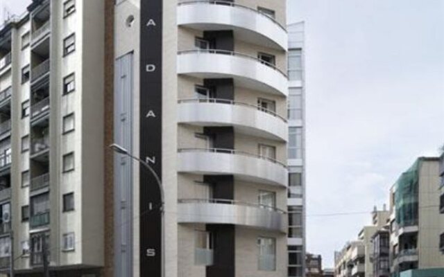 Отель Madanis Apartamentos вид на фасад