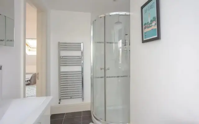 Bright2 Bedroom Apartment With Roof Terrace in Wimbledon