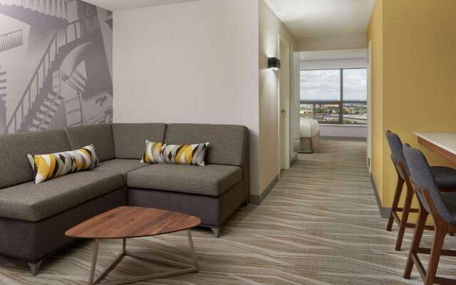 Hilton Toronto Airport Hotel & Suites