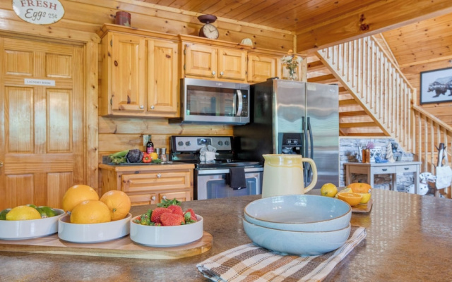 Triple Mountain View by Avantstay: Hot Tub, Game Room & Stunning Smoky Mountain Views