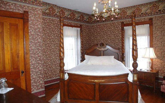 Nauvoo Grand Bed & Breakfast
