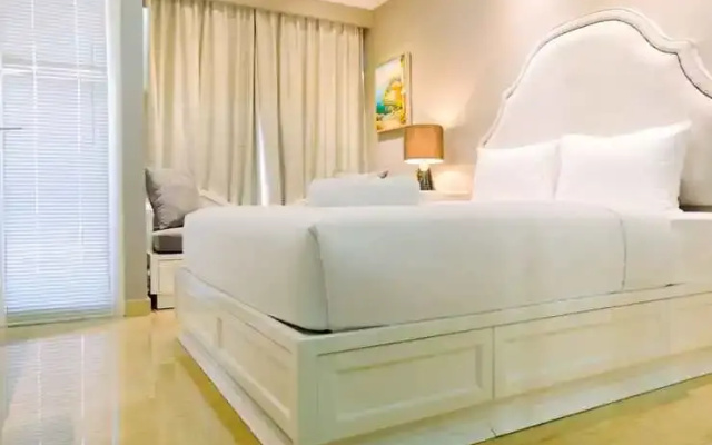 Elegant and Deluxe Studio Menteng Park Apartment By Travelio