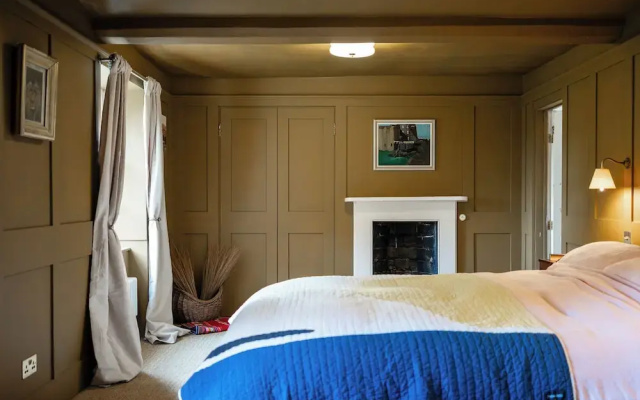 Stunning 8-Bedroom Home in Painswick