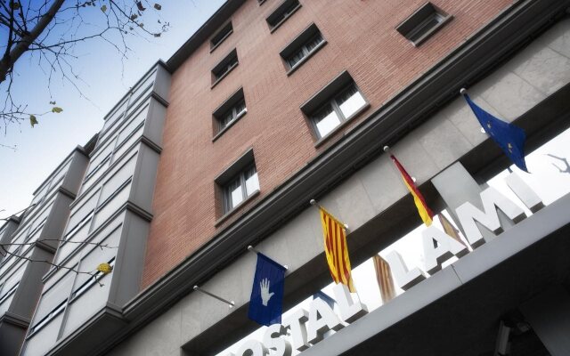 Отель Hostal Lami вид на фасад
