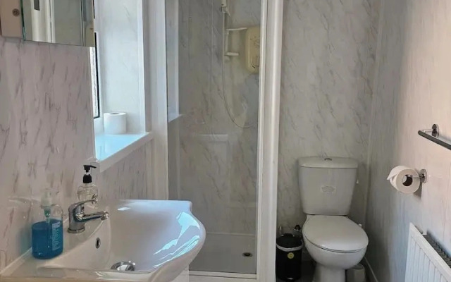 Basement 2 Bed Appartment with EVCharger