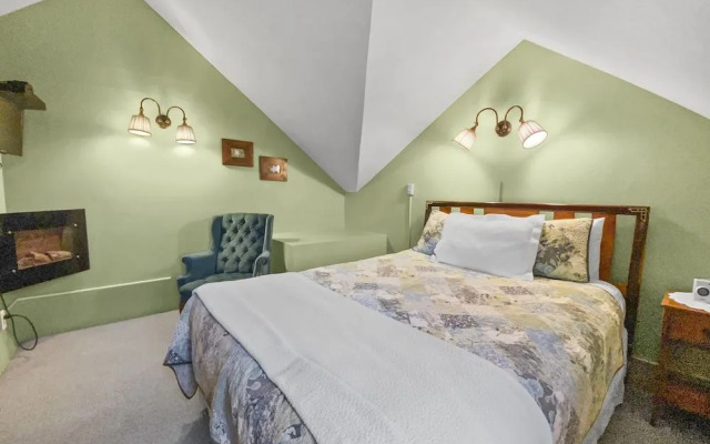 Abbett Placer Historic 7 Bedroom Home by RedAwning