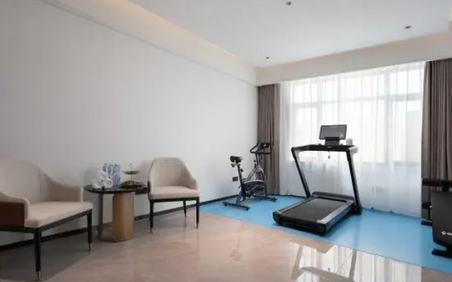 Jinnan International Hotel (HighSpeedRailCityWestStationProvincialPublicSecurity Department Store)