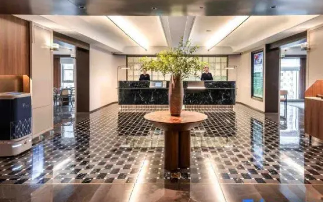 Madison Hotel (East Square Zhengzhou East Railway Station)