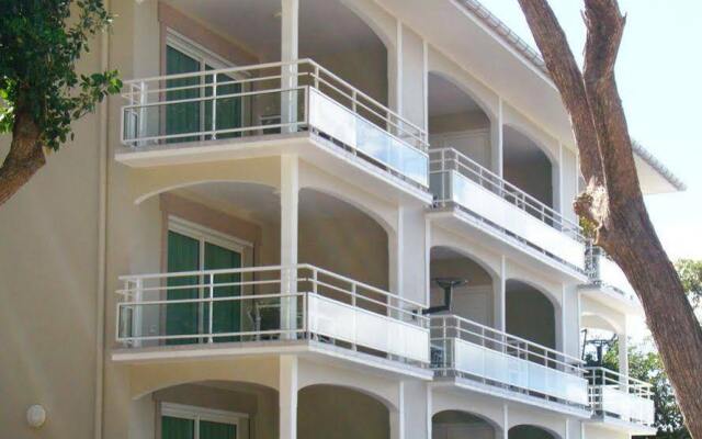 Отель Hôtel Bois Joli вид на фасад