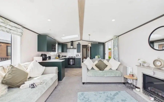 Bumblebee - 2 Bedroom Lodge - Manorbier