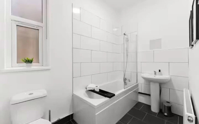 Perfect Booking 4 Bed Home in Sheffield