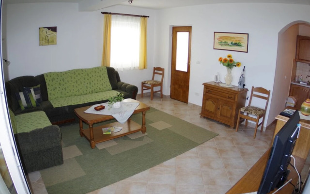Quaint Apartment with Garden in Pula